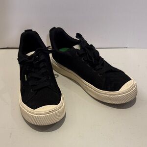 Cariuma Black Sneakers 5.5